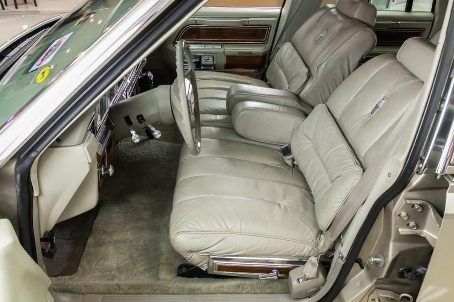 Интерьер Lincoln Continental Mark VI Sedan 1980 года  (фото 56 из 111)